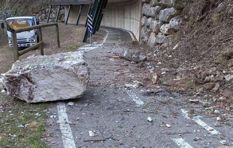 Enego La Montagna Si Sgretola Frana Sulla Ciclabile Della Valsugana