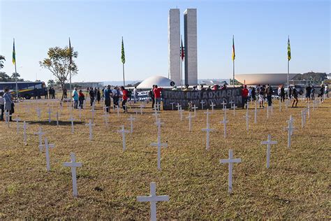 Manifestantes Fincam Cruzes Em Frente Ao Congresso E Criticam Governo