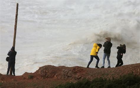 Ondas até 5 metros colocam toda a costa portuguesa Madeira e Porto