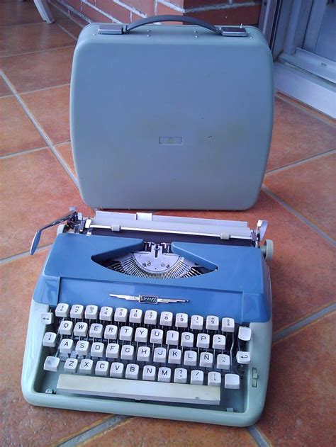 Vintage typewriter in perfect use and working condition Máquina de