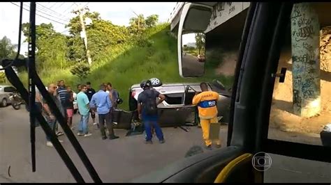 Carro Capota Debaixo De Viaduto Na Avenida Brasil Bom Dia Rio G