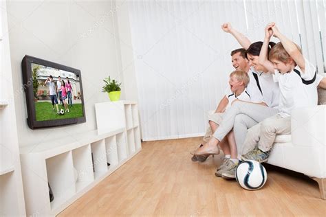 Joven Familia Viendo El F Tbol Foto De Stock Andreypopov