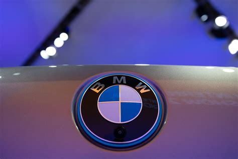 The 2023 BMW 7 Series 31-Inch Rear Seat Theater Screen Is a Giant ...