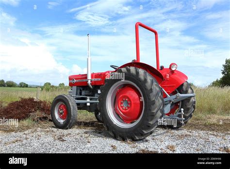 Old Massey Ferguson 135 Tractor Fotografías E Imágenes De Alta Resolución Alamy