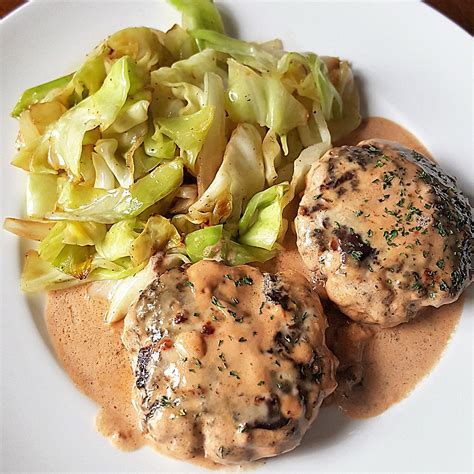 Low Carb Hamburger Patties With Creamy Tomato Sauce And Green Fried