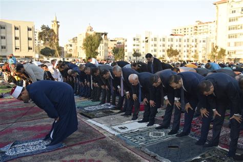 وسط أجواء من الفرحة محافظ بورسعيد يشارك الآلاف من أبناء المحافظة صلاة عيد الفطر بساحة المعمورة