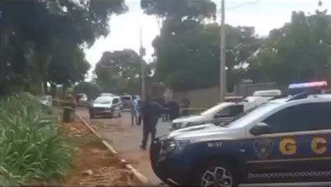 Vídeo Corpo é achado em calçada e polícia suspeita que seja de