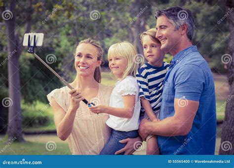 Lycklig Familj Som Använder En Selfiepinne I Parkera Arkivfoto Bild