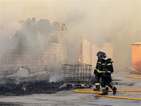 Un incendio calcina una nave de palés de madera y embalajes en Vallecas