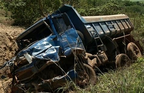 G Acidente Entre Caminh O E Carro Mata Casal E Duas Filhas Na Go