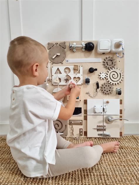 Planche dactivités murale en bois Woobi Play Premium de Woobiboo Casalou