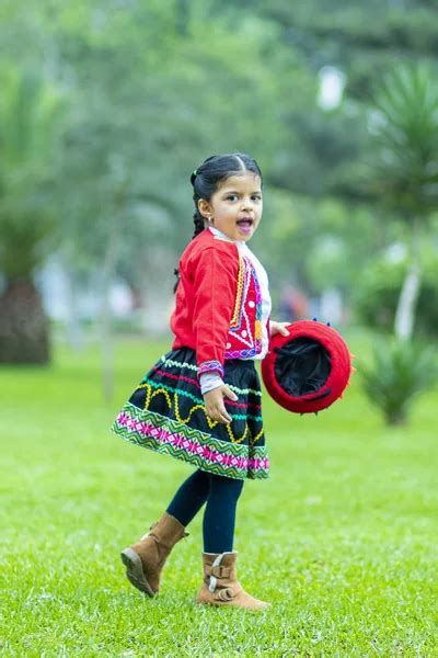 Chica Peruana Vestida Con Traje T Pico De Cusco Per