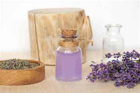 Bunga Lavender Kering Dalam Mangkuk Kayu Dan Botol Minyak Lavender ...