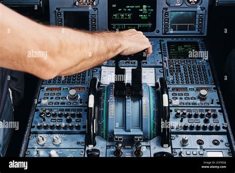 Pilot Operierendes Flugzeug Im Cockpit Stockfotografie Alamy