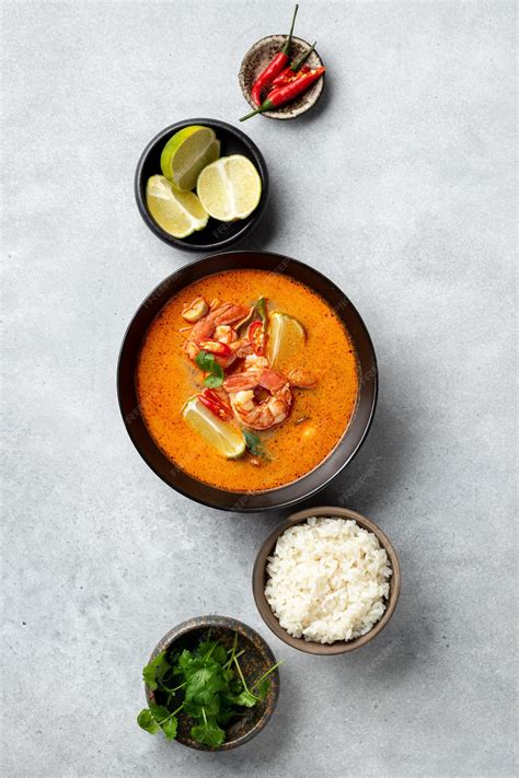 Premium Photo Tom Yum Kung Spicy Thai Soup With Shrimp In A Black Bowl On A Concrete