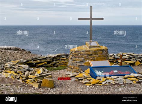 Hms sheffield memorial hi-res stock photography and images - Alamy