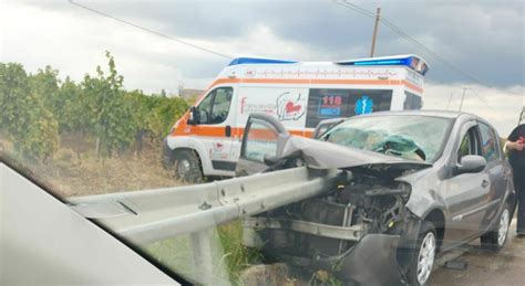 Francavilla Guard Rail Trapassa Il Parabrezza Dell Auto Il Prete E