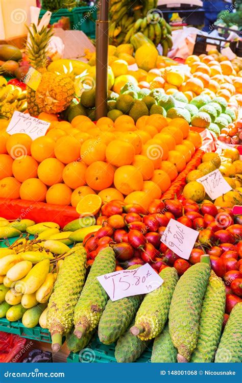 Frutas E Legumes Ex Ticas Frescas Em Mercado Dos Lavradores Foto De