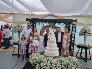 Ao lado de Juliana Chaparral prestigia cerimônia de casamento coletivo