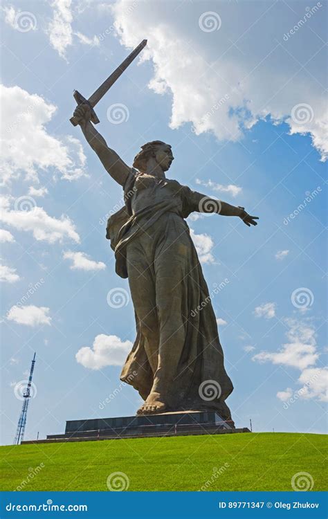 Les Appels De La M Re Patrie Est Une Statue Dans Mamayev Kurgan Image