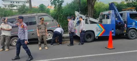 Parkir Sembarangan Mobil Nakal Milik Pkl Diderek Radar Malang