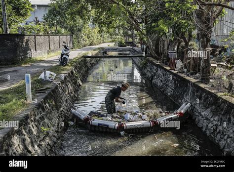 Los Voluntarios De Sungai Watch Participan En La Limpieza De Los