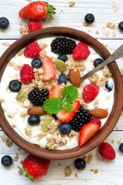 Frühstücks Bowl mit Beeren und Haferflocken Granola Müsli Rezept