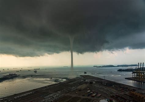 Intensos tornados en EE UU más de 30 millones de personas siguen en