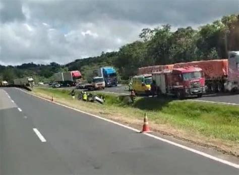 Veículo capota no canteiro central da Rodovia Régis Bittencourt BR 116