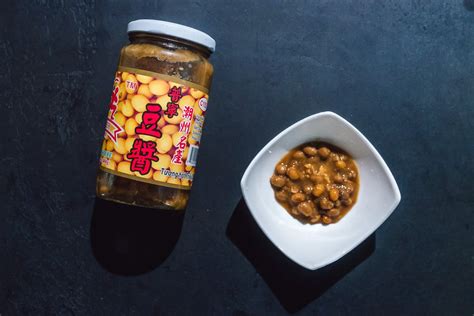 Fermented soybean paste (黄豆酱, huángdòu jiàng) - The Plant-Based Wok