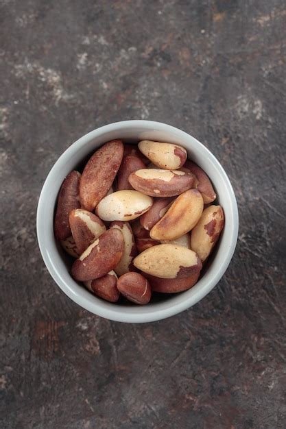 Nueces de brasil orgánicas sobre un fondo oscuro Foto Premium