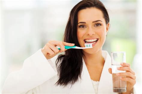 Qué pasa si me lavo los dientes con agua oxigenada Urgencias dentales