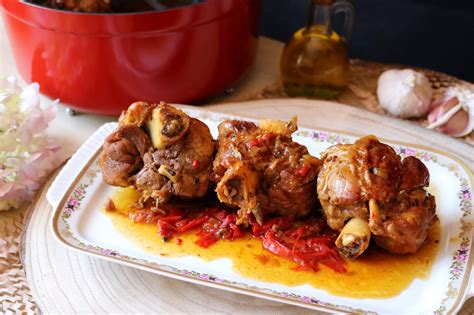 Codillo de cerdo guisado en cazuela con salsa Recetas Fácil con Bela