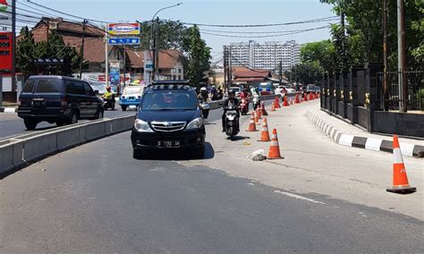 Medikom Online Pembatas Jalan Masih Dipasang Di Pelebaran Jalan Baros