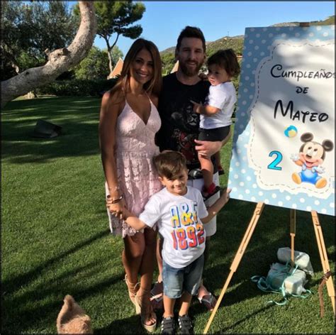 Messi Y Su Novia Y Su Hijo