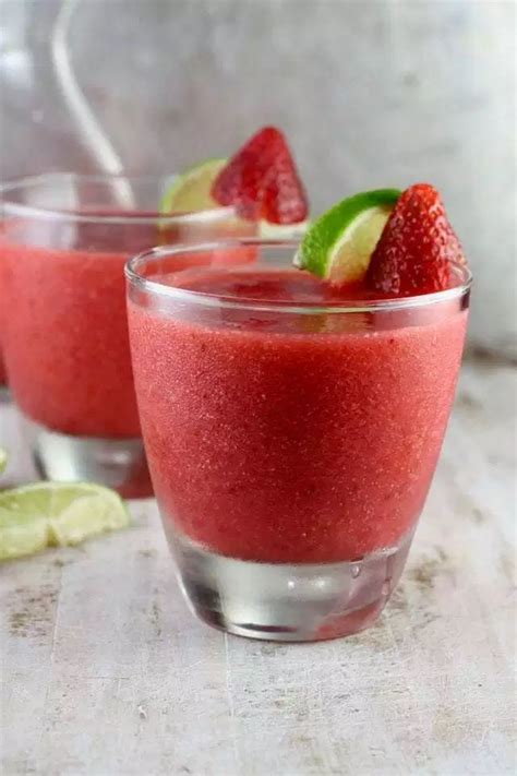 This Easy Strawberry Daiquiri Recipe Is The Perfect Cocktail For The