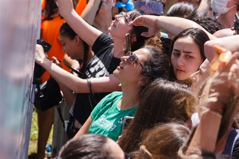 Aprovados No Vestibular Da UFPR Fazem A Festa No Tradicional Banho De