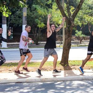 Whindersson Nunes é visto correndo em São Paulo amigos e faz graça