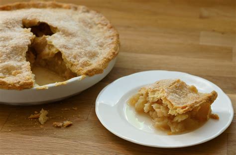 Poires au Chocolat: Apple & Quince Pie