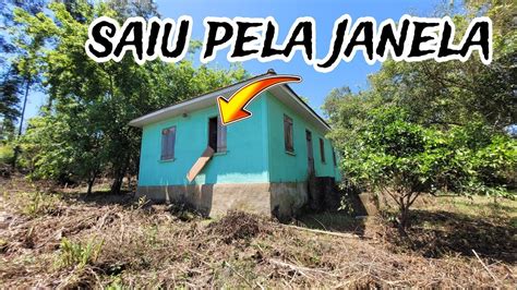 Foi morar na casa abandonada sem permissão e saiu bem bravo pela janela