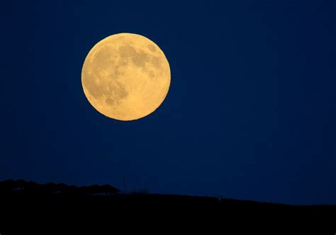 La Luna piena che deciderà la data di Pasqua ecco quando