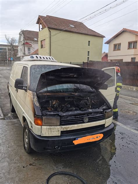 Un Microbuz De Transport Marf A Luat Foc Pe O Strad Din Sibiu