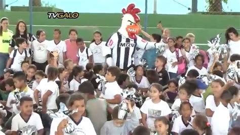 Galo Doido Entrega Ovos De P Scoa Em Escola Municipal Da