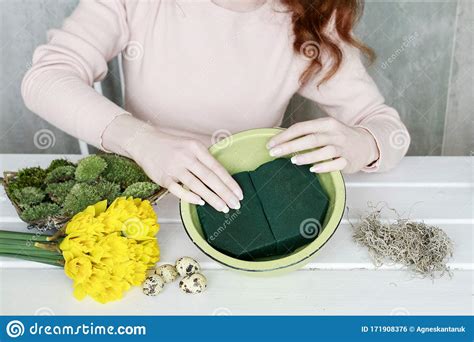 How To Make Easter Table Decoration With Daffodils And Moss In Ceramic