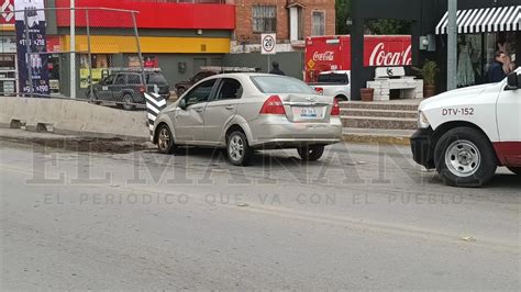 Enfermera se distrae y voltea su auto en el Puente Yucatán casi le