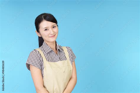 エプロンを着た女性 Stock Foto Adobe Stock