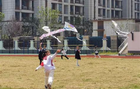 丢沙包、滚铁圈、打弹珠松江这所小学的“无课本日”太好玩了！腾讯新闻