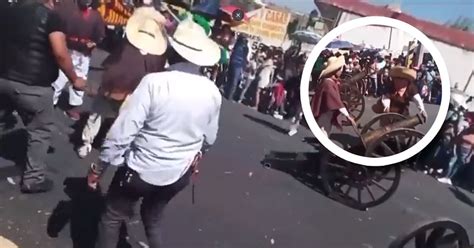 Explota Ca N En La Mano De Un Danzante En Desfile De Carnaval