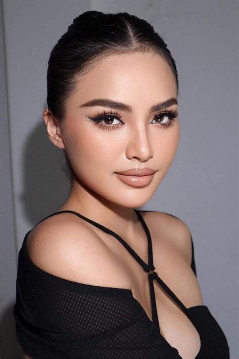 Nhan sắc nóng bỏng của hot girl k vừa gây ồn ào với cảnh lộ ngực trong MV của Hồ Quang Hiếu