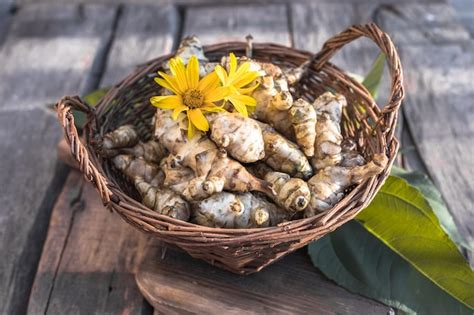 Alcachofa De Jerusal N Cruda Ra Z Vegetal De Topinambur En Mesa De